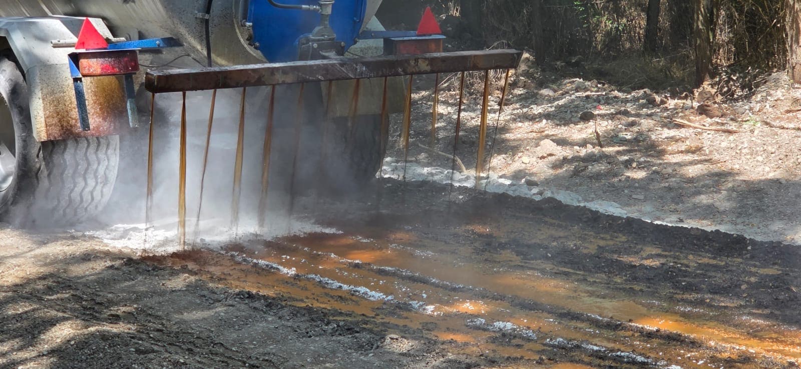 Aplicarea DUST/BLOKR® cu bară de stropire pe stratul pregătit